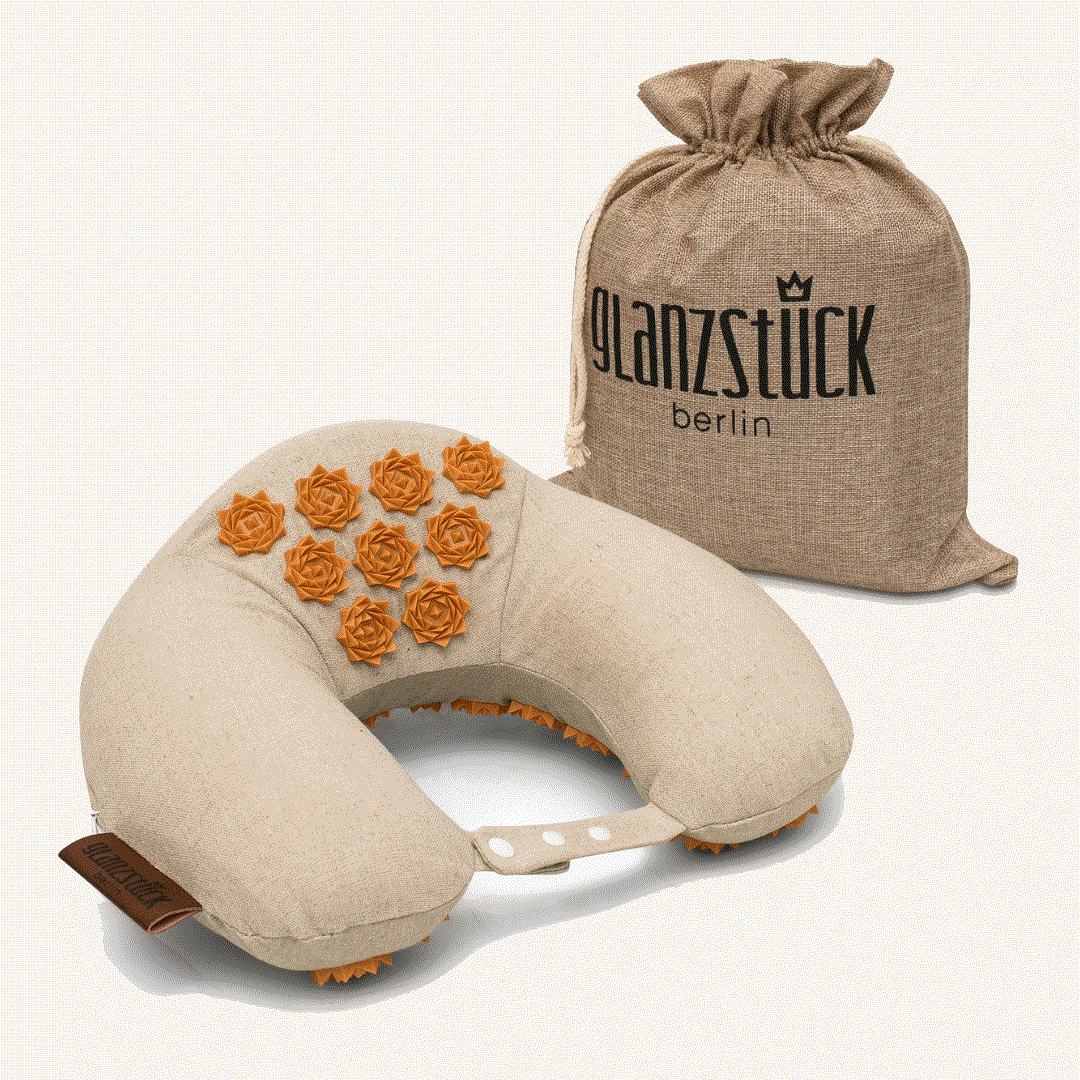 Akupressur Nackenhörnchen aus viscoelastischem Memory Foam mit 1590 Akupressurspitzen zur natürlichen Entspannung von Nacken und Schultern, nachhaltiges Design aus Berlin mit praktischem Leinenbeutel.