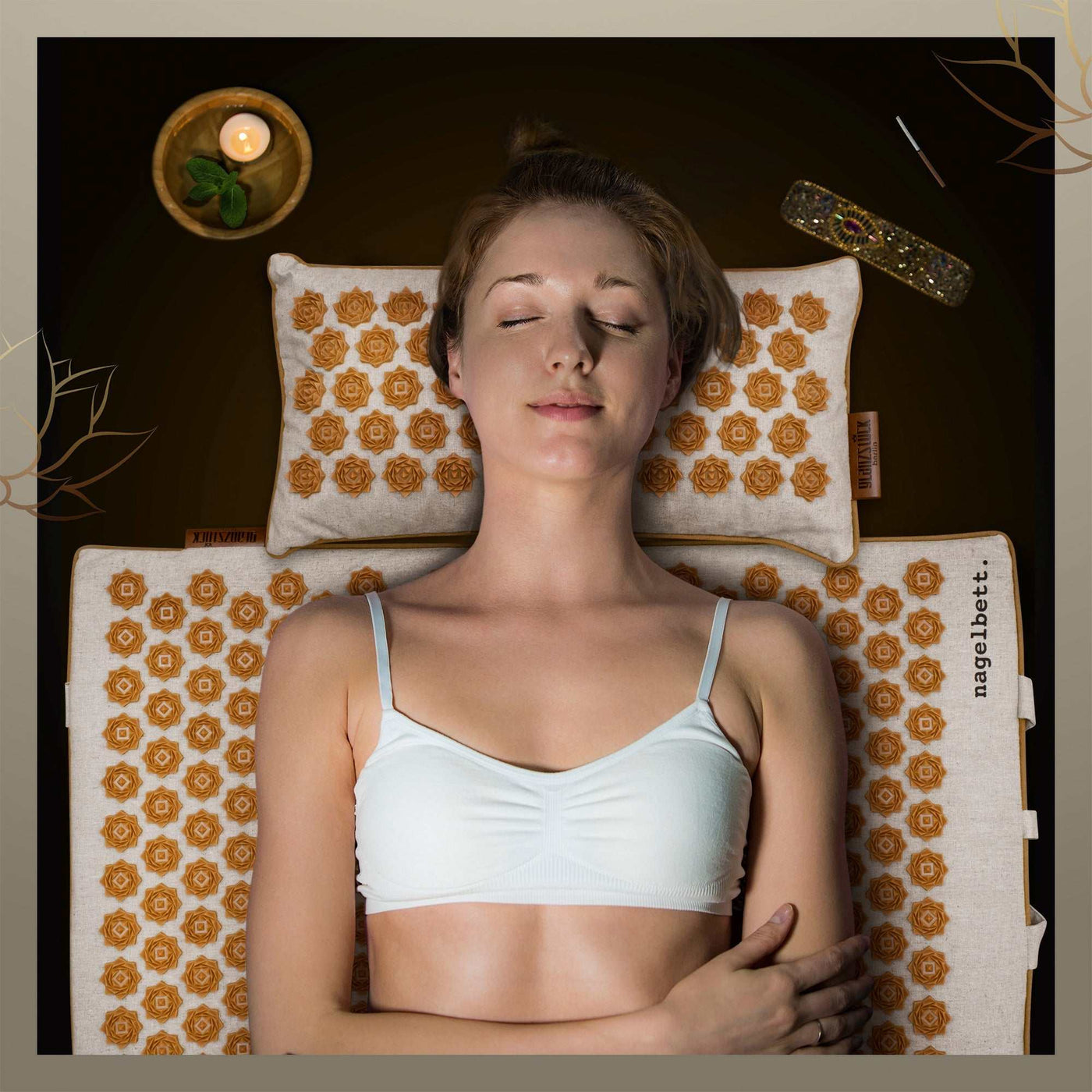 Eine Frau liegt auf dem XL Akupressurmatte ORIGINAL Premium Set von Glanzstück Berlin und sieht entspannt aus