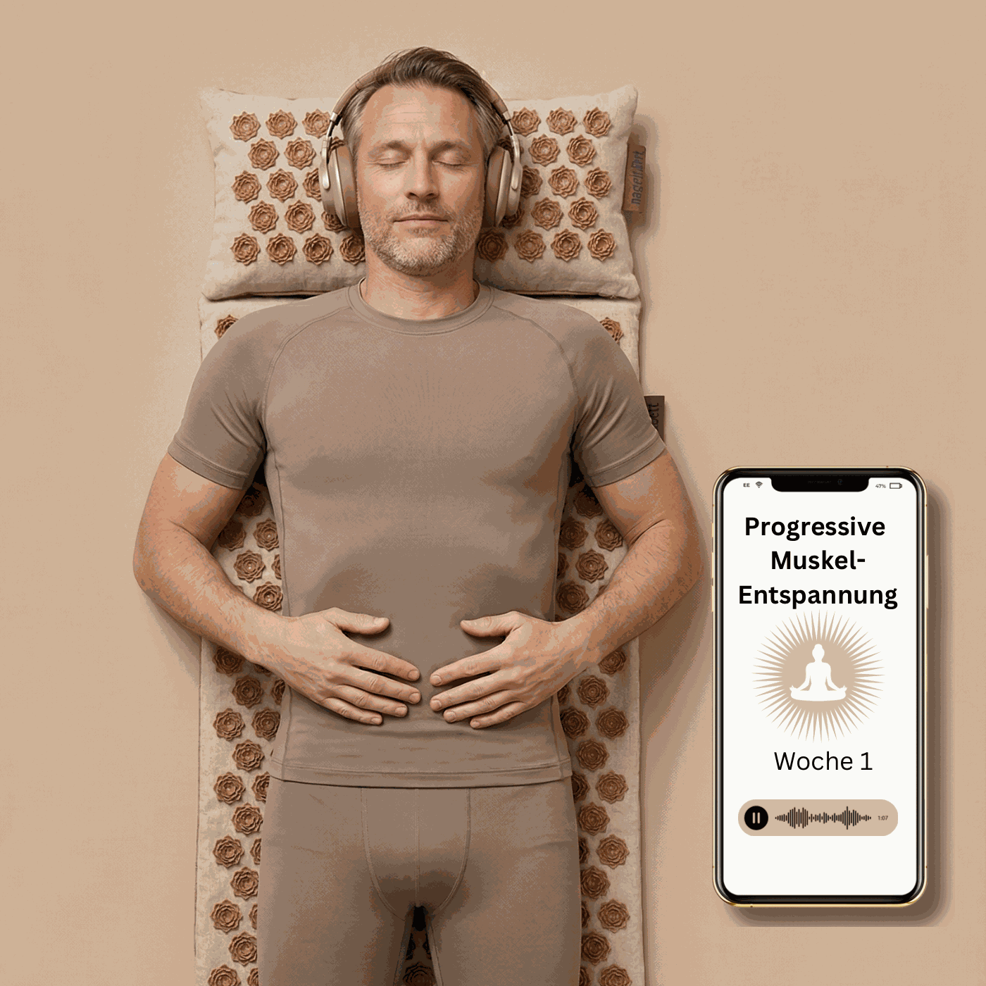 Person entspannt mit progressiver Muskelentspannung und Akupressurset