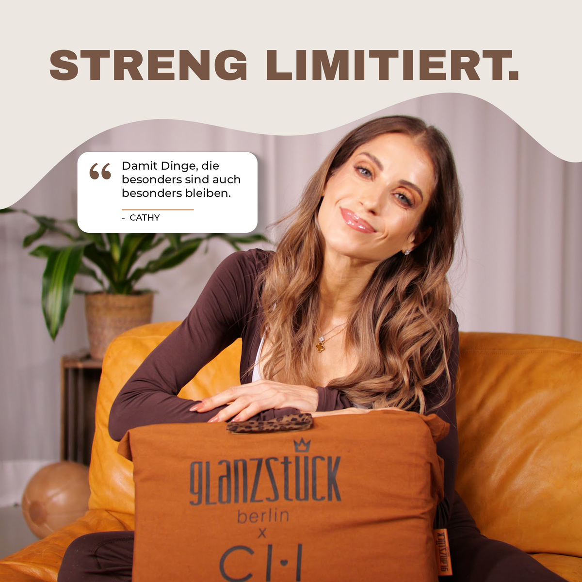 Cathy Hummels mit der Leinentasche der streng limitierten Balance Boost Edition und ihrem Zitat